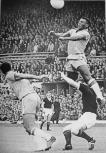 Impulsão fenomenal: com apenas 1m73, Pelé fez muitos gols de cabeça, dois deles em finais de Copas do Mundo.