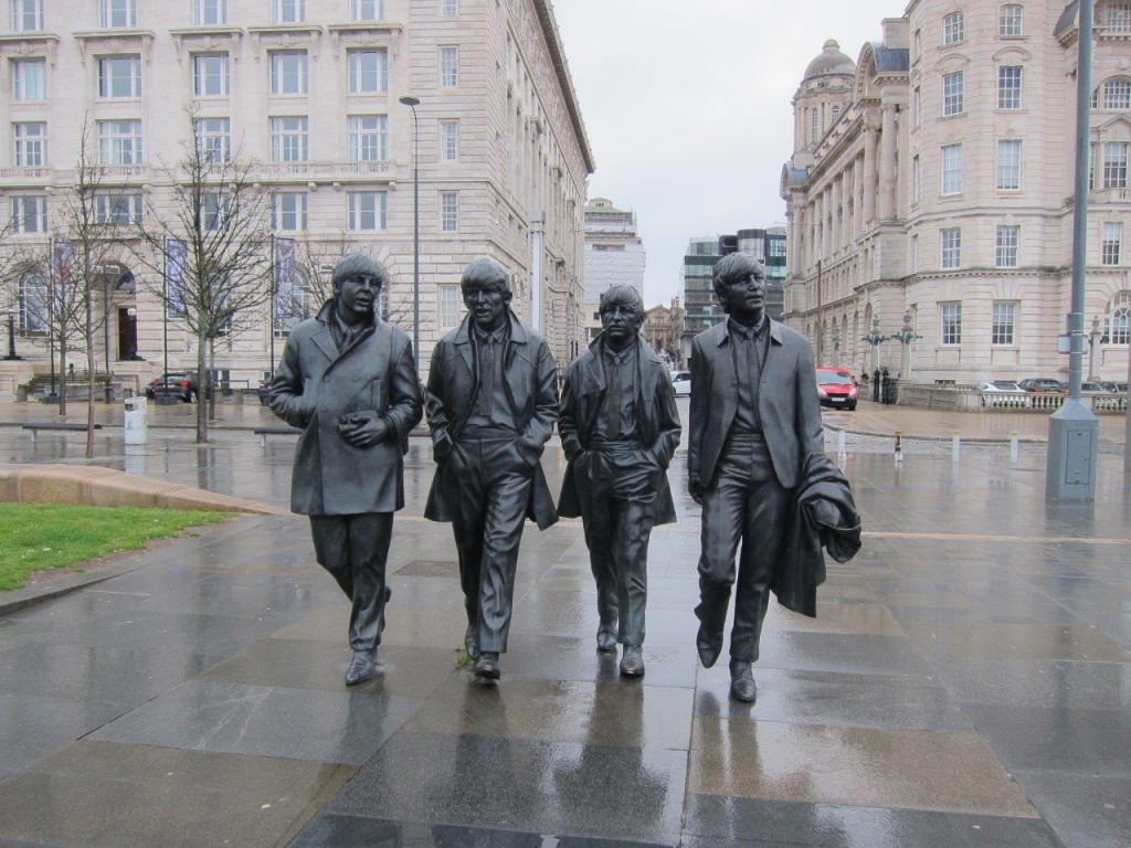 Estátua dos Beatles: como se os encontrássemos no meio de uma caminhada