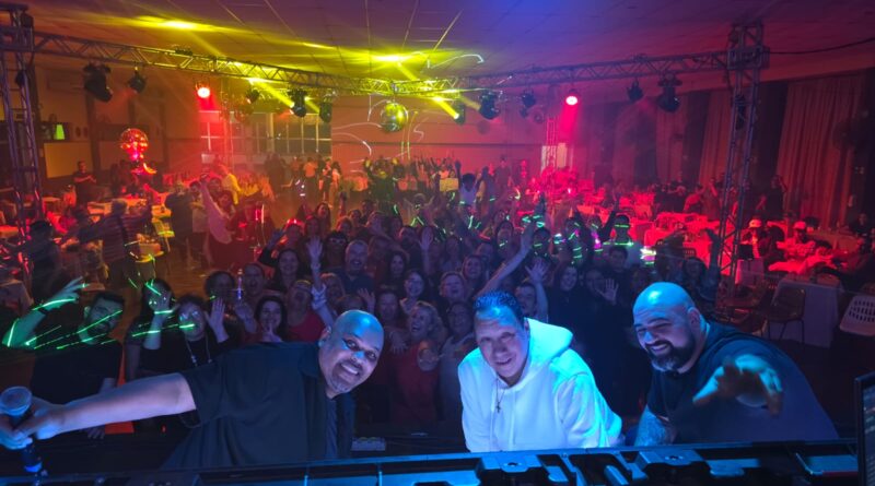 Flash Back do Villas celebra aniversário do DJ Carlos,                                      em noite dedicada aos sucessos dos anos 70, 80 e 90