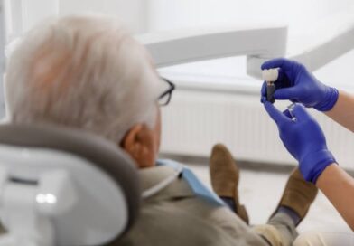 Medo da dor faz idosos adiarem implantes e cuidados dentários!
